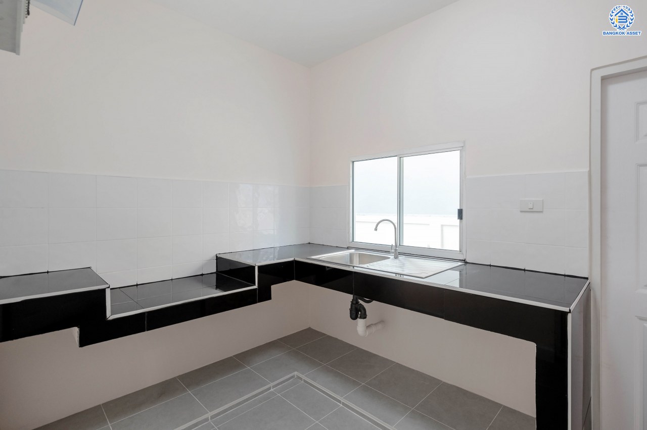 บ้านมือสองตกแต่งใหม่ โครงการ เพอร์เฟคพาร์ค วัดพระนอน จากแบรนด์ Property Perfect เนื้อที่ 56 ตร.ว. พื้นที่ใช้สอย 195.07 ตร.ม. ฟังก์ชัน 3 ห้องนอน 3 ห้องน้ำ 1 ห้องอเนกประสงค์ 2 ที่จอดรถ พร้อม Facilities ครบครัน บนทำเลเชื่อมต่อถนนกาญจนาฯ ใกล้ทางด่วน "ศรีรัช" เซ็นทรัลเวสต์เกต และรถไฟฟ้าสายสีม่วง "สถานีตลาดบางใหญ่"